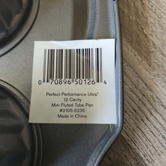 Wilton Perfect Performance Ultra 12 Cavity Mini Bundt Cake Pan #2105-5235 NWT - Picture 2 of 7